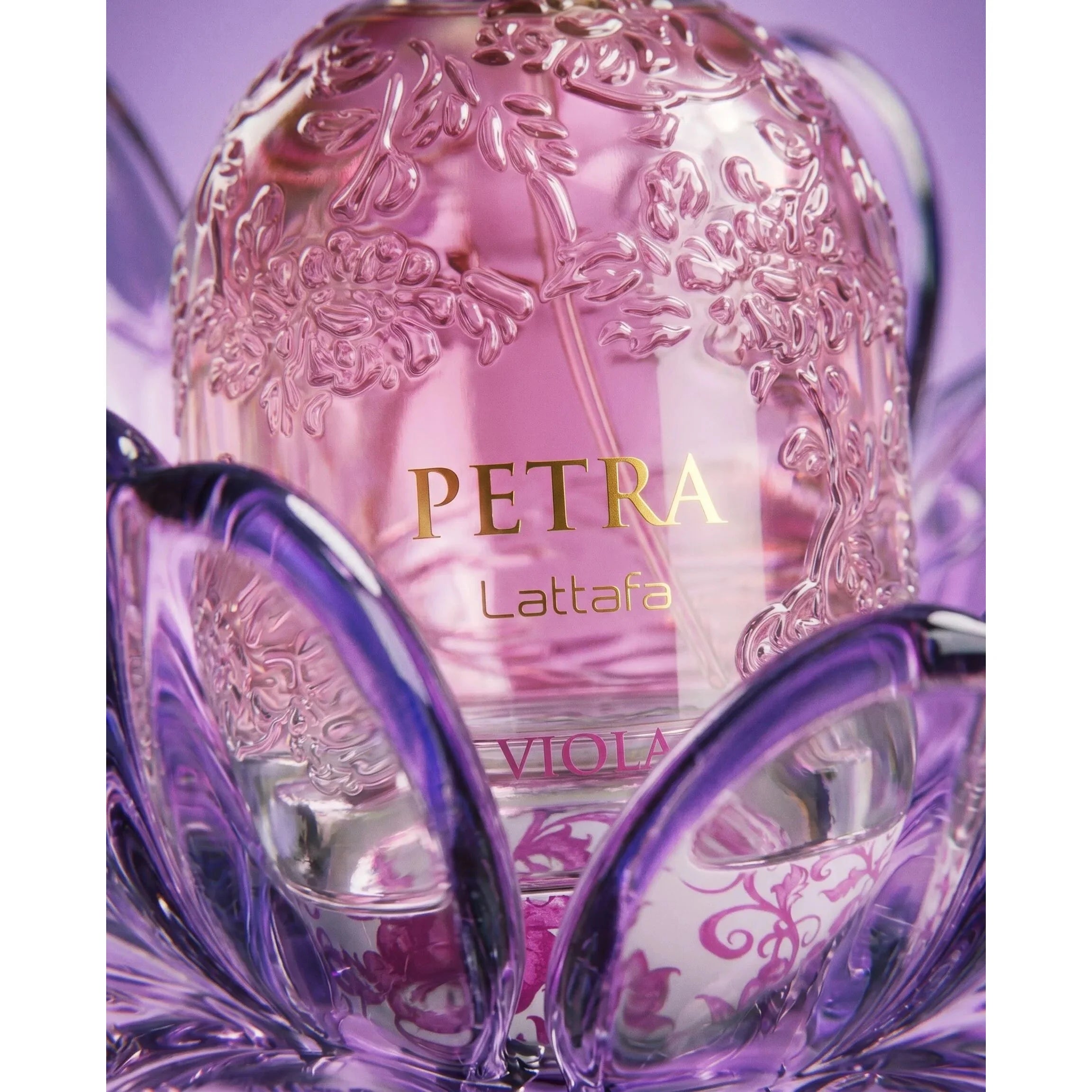 Petra Viola perfume with raspberry, violet and jasmine notes
